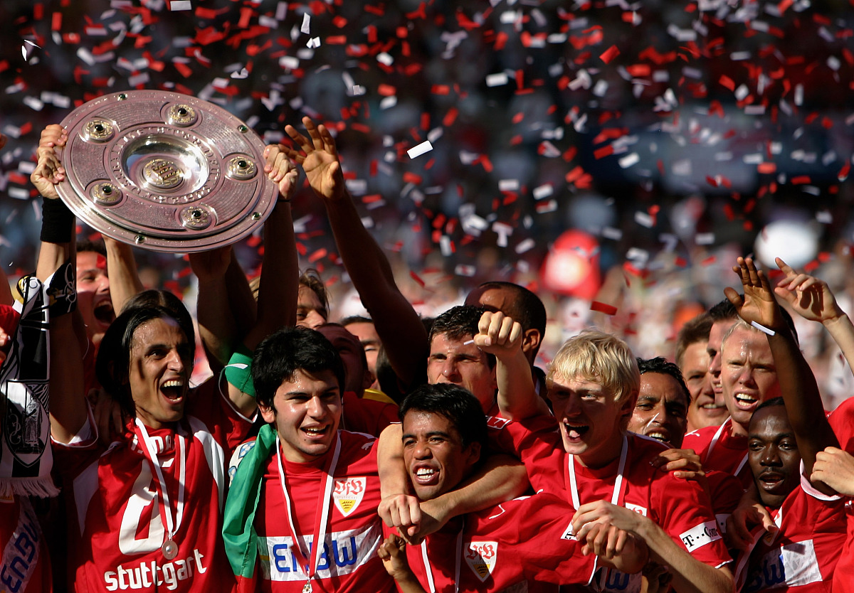 拼尽全力，足球巨星争夺胜利殊荣的简单介绍