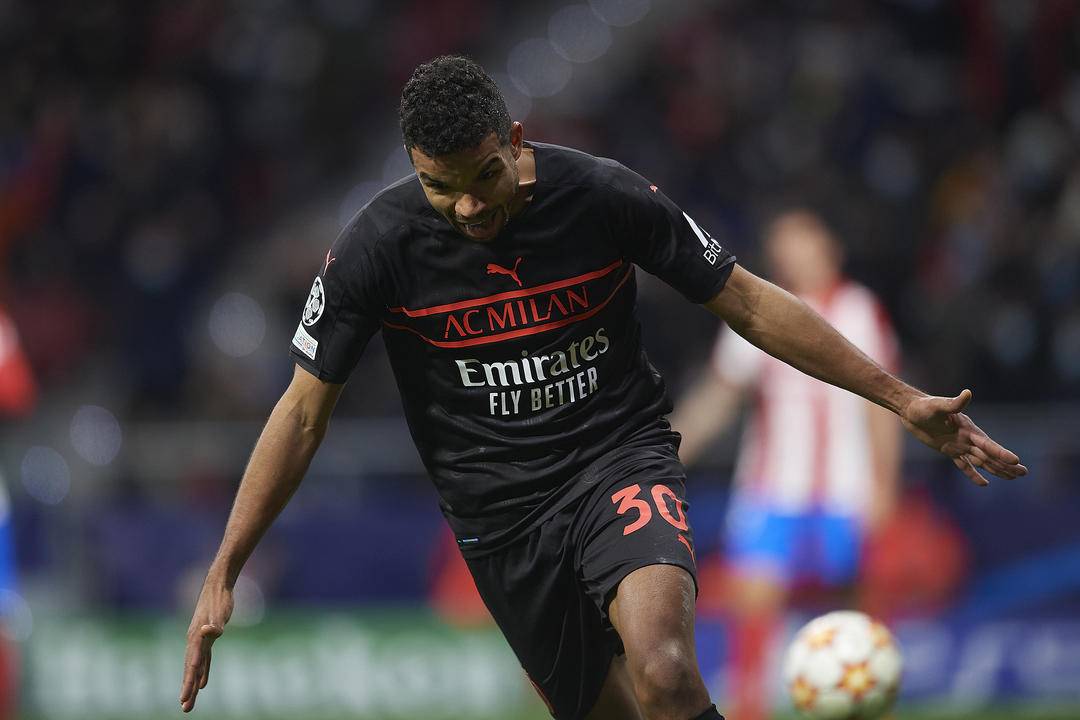 包含克罗托内主帅辞职，球队危机愈演愈烈的词条