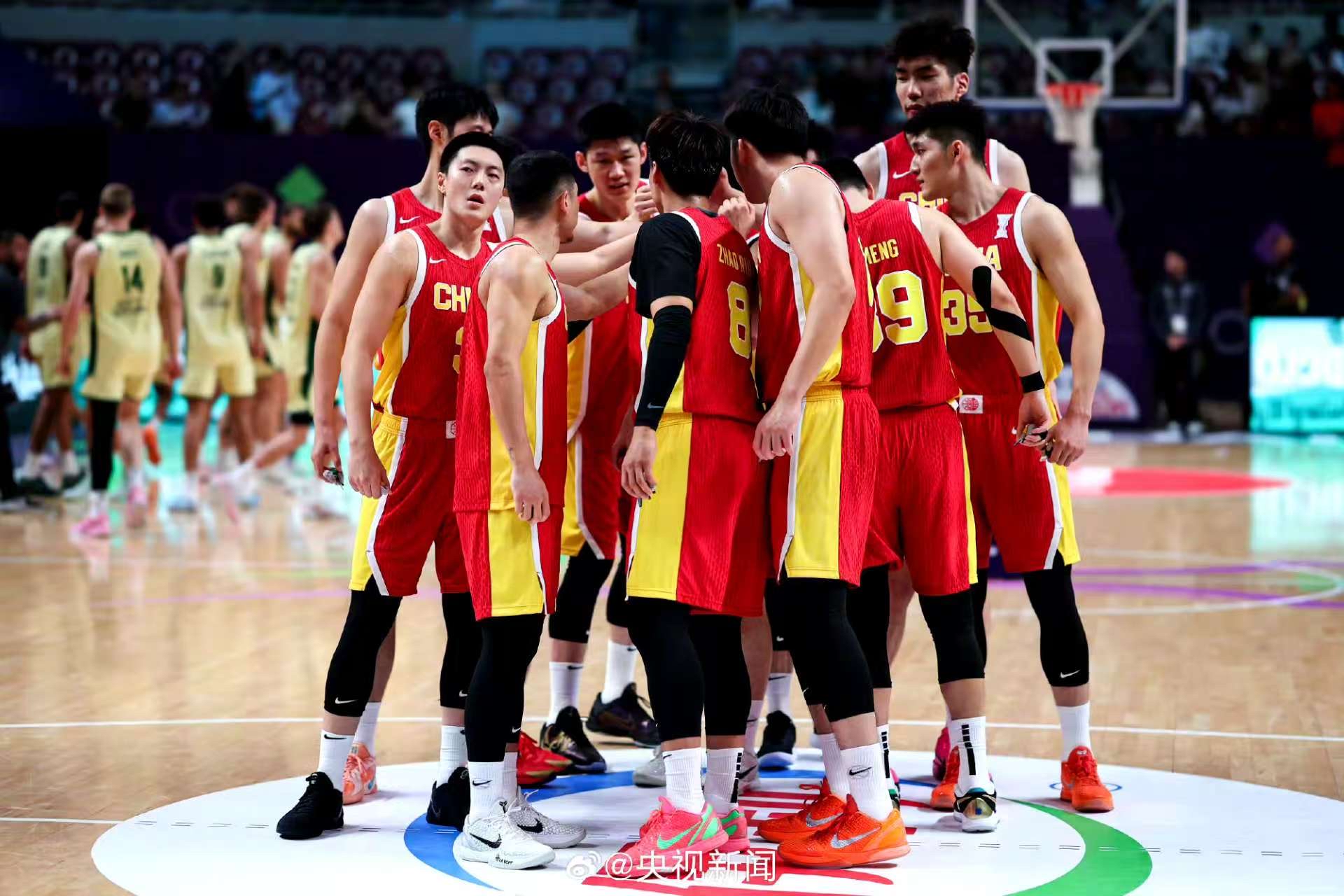 包含中国篮球联赛聚焦球场，球员实力对决燃情激烈的词条